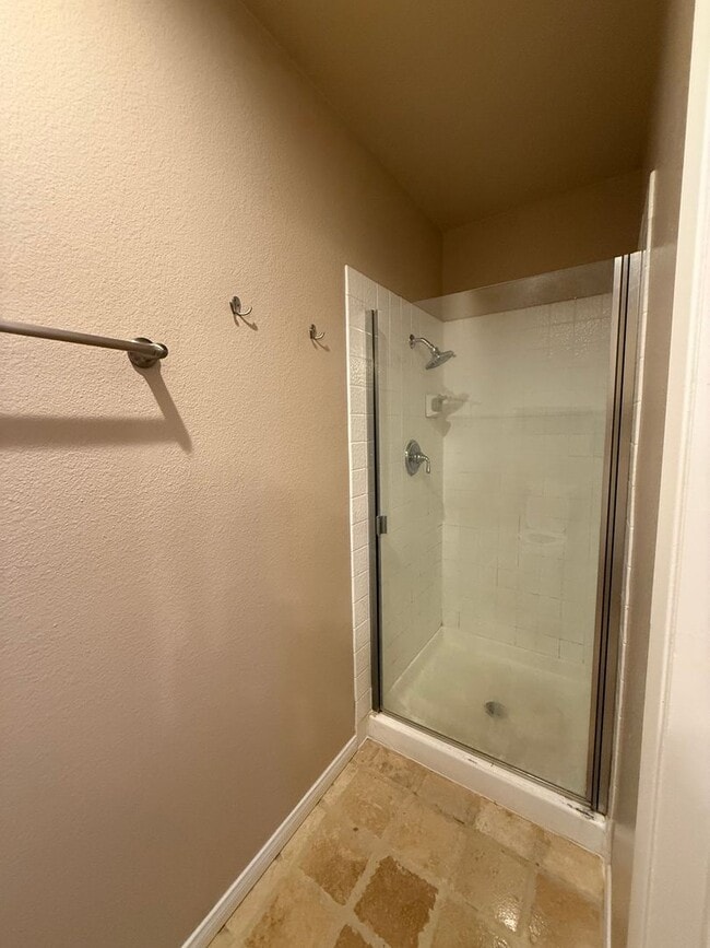 Building Photo - 2 bed 2 bath upstairs condo available to m...