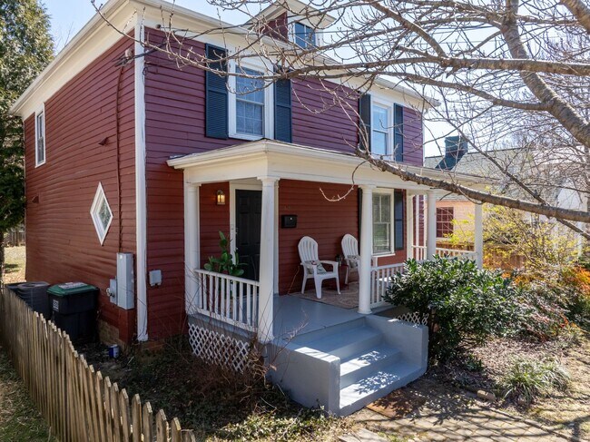 Building Photo - Walk to Main Street Restaurants and Downtown! Charming home, just like grandma's house!