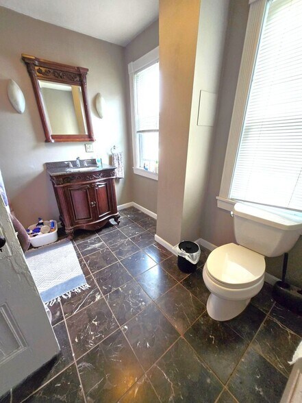 Building Photo - 103 Tell St