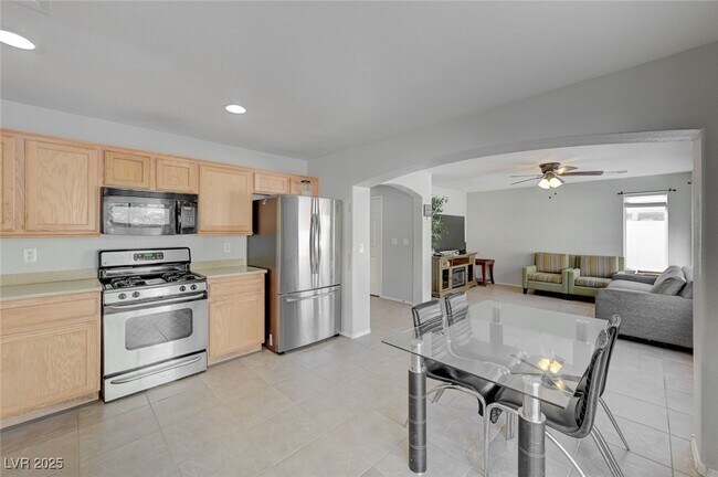 Building Photo - 2586 Begonia Valley Ave