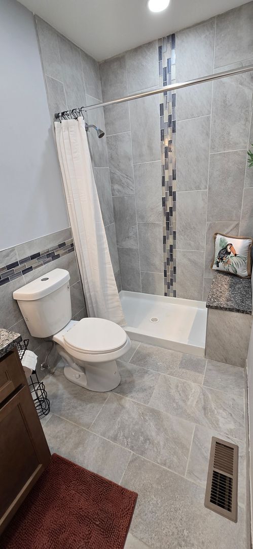 Building Photo - Beautifully Rehabbed Condo with Charm-Pool...