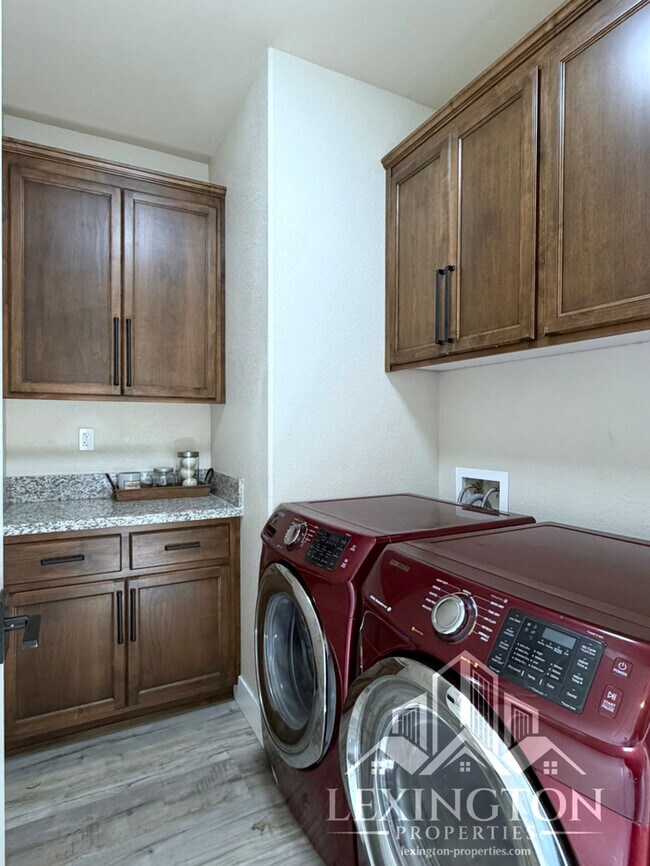 Building Photo - Modern Roseville Living – 3 Bed | 2.5 Bath |