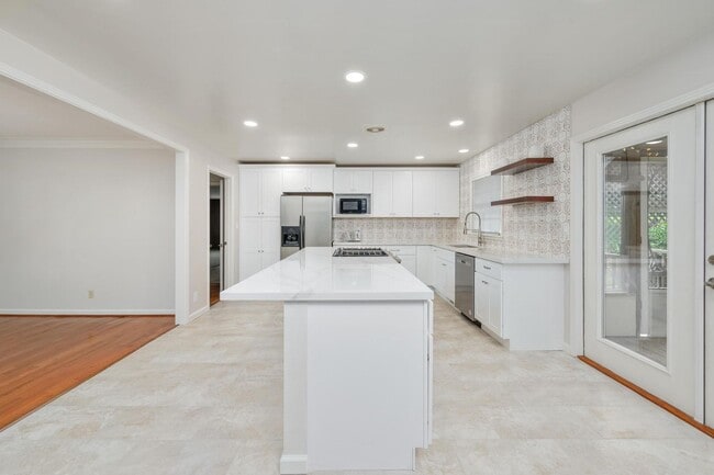 Building Photo - Beautiful Brick Ranch Home in Franklin