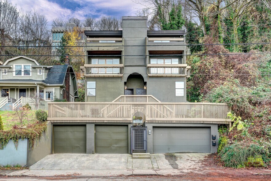 Front view. House is on the left. - 1604 Lakeview Blvd E