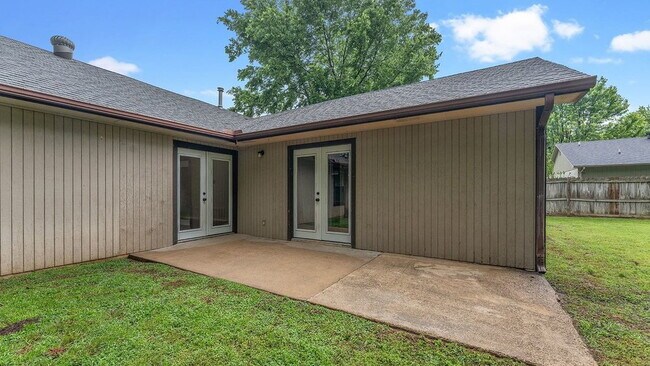 Building Photo - "Dog-friendly and Cozy Home Close To UofArk"