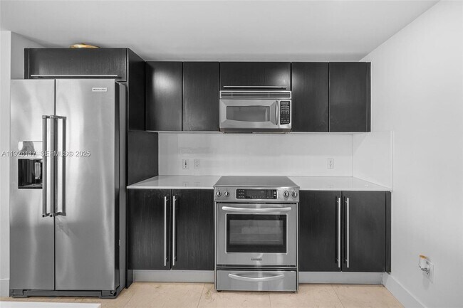 Building Photo - 665 NE 25th St