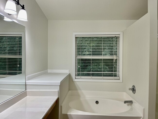 Building Photo - 2673 Winslow Ridge Dr NE
