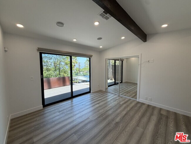 Building Photo - 3565 Multiview Dr