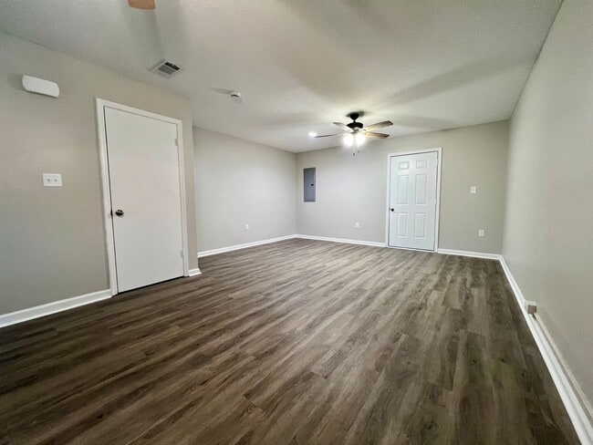 Building Photo - AVAILABLE JUNE (NO PETS PERMITTED)