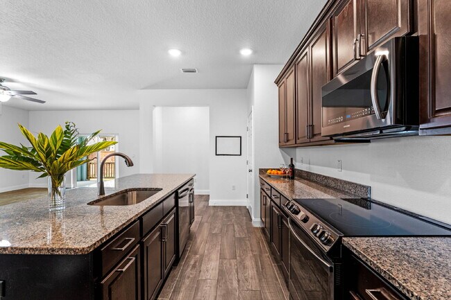 Building Photo - Spacious 4-Bed / 2-Bath Home with 3-Car Garage in Apopka with Modern Touches!