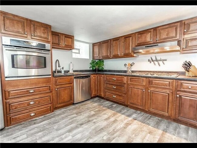 Building Photo - 3 bedroom - great location, central air, laundry.