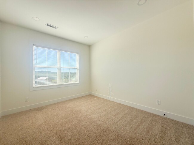 Building Photo - 1347 Belfair St