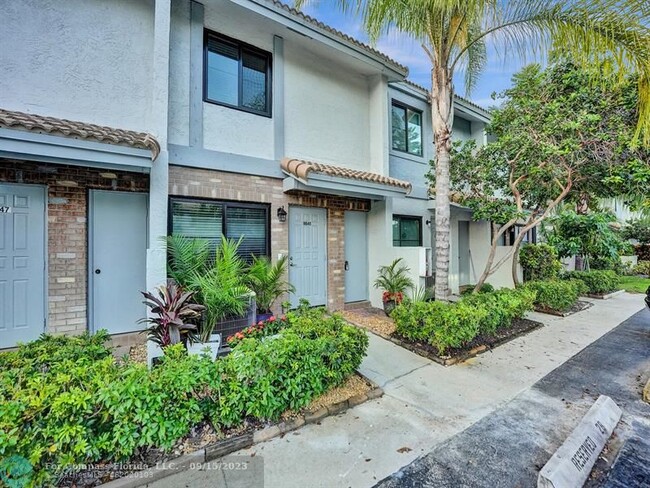 Building Photo - 9845 Riverside Dr