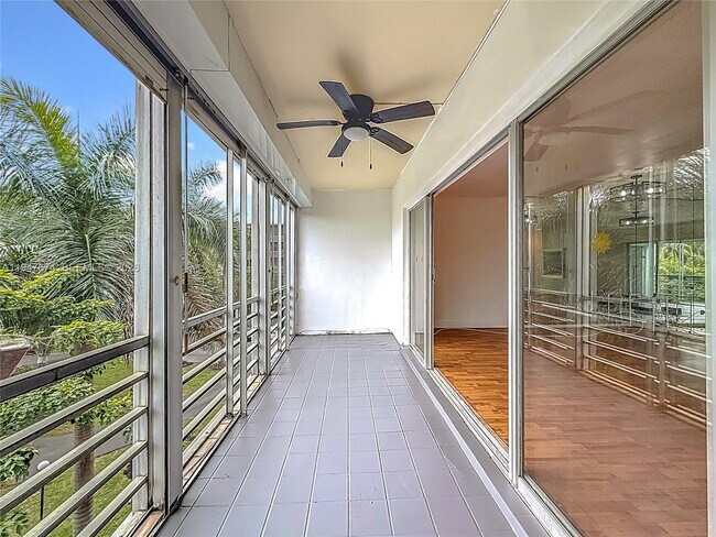 Building Photo - 1000 NE 14th Ave