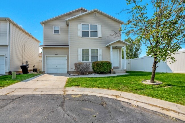 Primary Photo - Newly Updated Pet Friendly 3 Bed - 2 Bath Home in Clinton - Fully Fenced Yard - Available NOW!