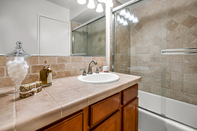 Bathroom ensuite to Main bedroom - 1000 S Westgate Ave