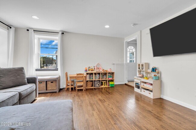 Building Photo - 253 1st St