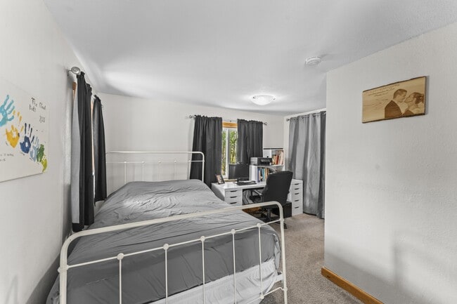 Building Photo - 215 Will Scarlet Dr