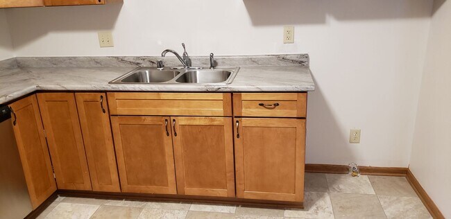 Building Photo - 3 BEDROOOM/1.5 BATH TOWNHOUSE