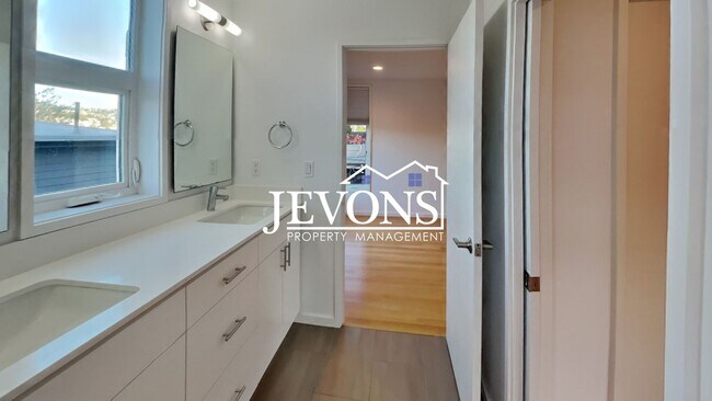 Building Photo - 5BR/4.5BA House in Seattle -- Available Now!