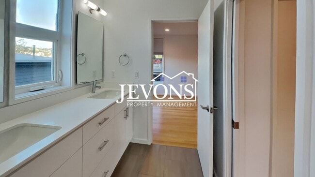 Building Photo - Luxury single-family home with inclusive water, sewer, and garbage