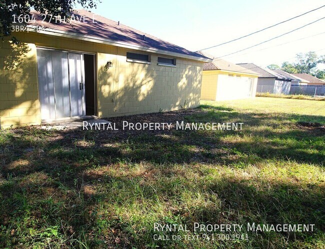 Building Photo - 1604 27th Ave E