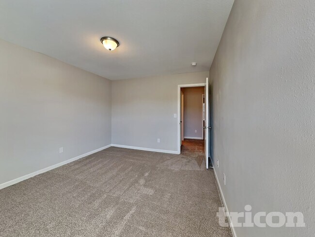 Building Photo - 2831 Village Center Dr