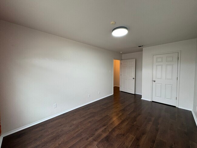 Building Photo - 2404 Griffin Dr