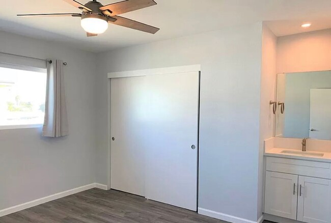 Building Photo - Upstairs 2 bed/1bath with private garage i...