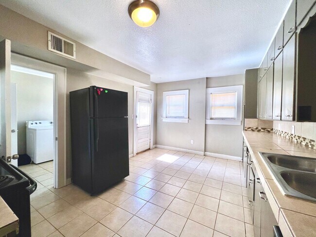 Building Photo - MOVE IN SPECIAL! Gorgeous Vintage home!