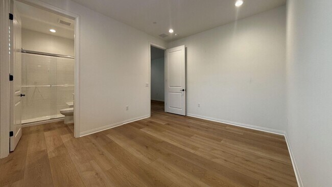 Building Photo - HUGE PRICE REDUCTION!! Gorgeous 6 Bedroom ...