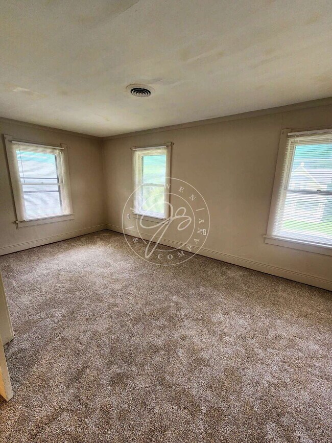 Building Photo - Spacious 3-Bedroom Home with Bonus Room and 1.5 Baths