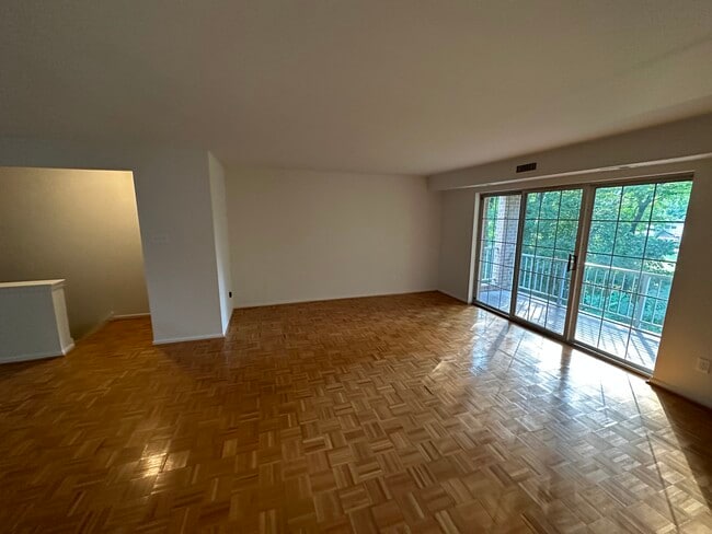 Building Photo - 1002 Valley Glen Rd