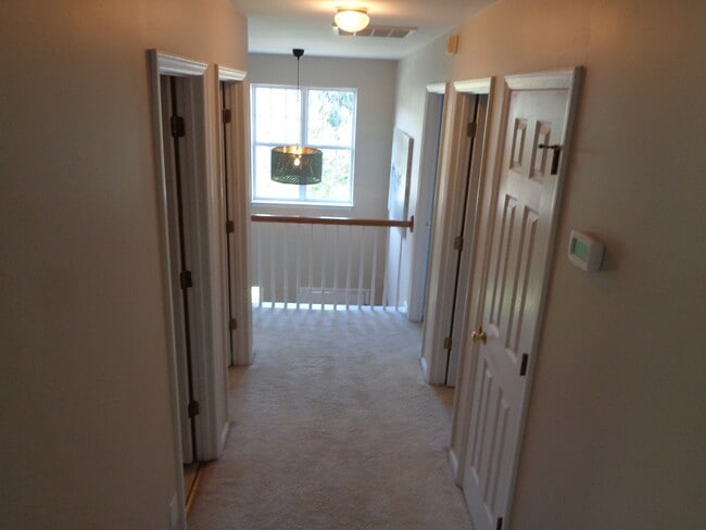 Building Photo - Spacious 2 story with double garage in Jam...