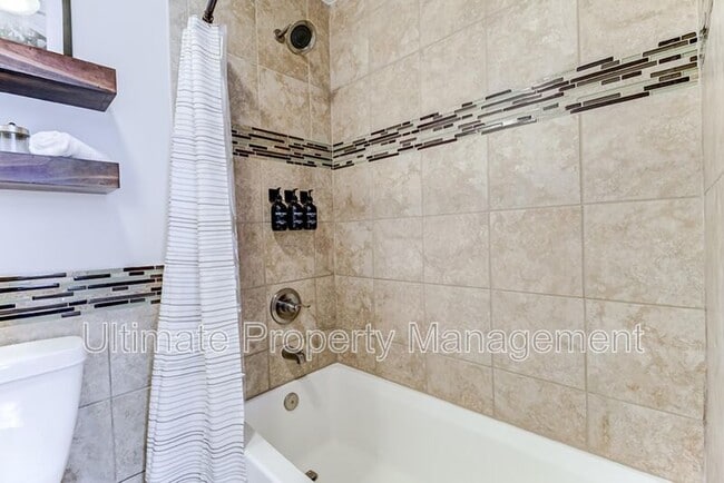 Building Photo - 207 St Luke Ct