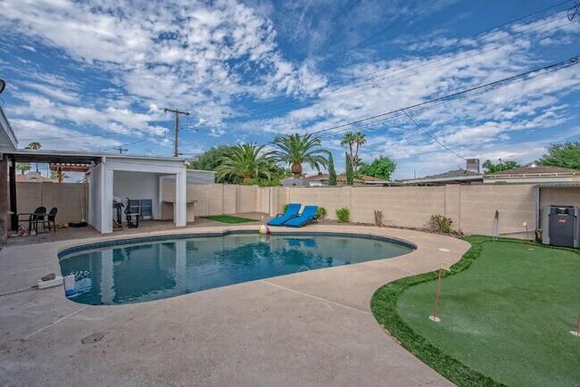 Building Photo - Beautiful Bungalow Home with Heated Pool on Golf Course