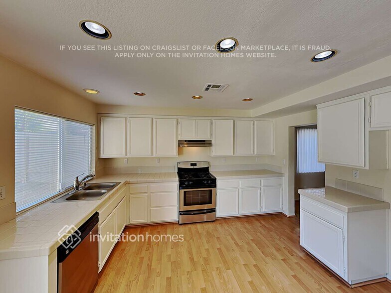 Building Photo - 4102 Periwinkle Way