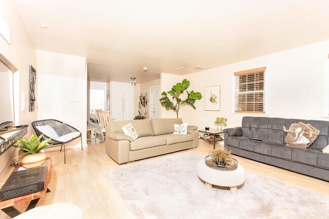 Building Photo - Amazingly Beautiful Fully Renovated 4BR/DEN/3FB/GAR North Bethesda Home