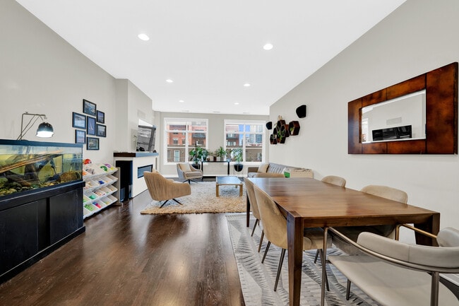 Building Photo - 550 W Fulton St