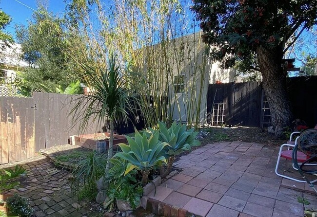 Building Photo - Charming 2 Bed, 1 Bath Home with Modern Up...