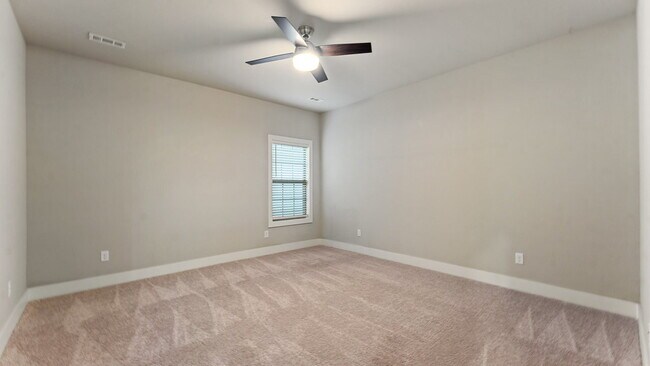 Building Photo - 1023 NE Hts Ln