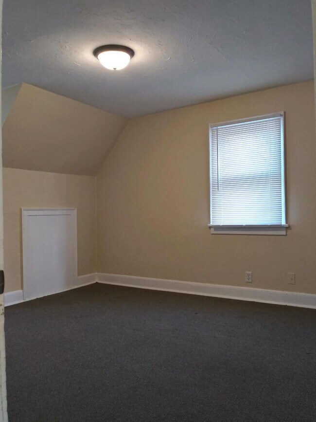 Building Photo - 3 Bedroom House, 1 Bed Downstairs, 2 Bed a...