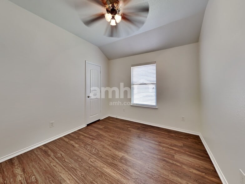 Building Photo - 1116 Lake Hollow Dr