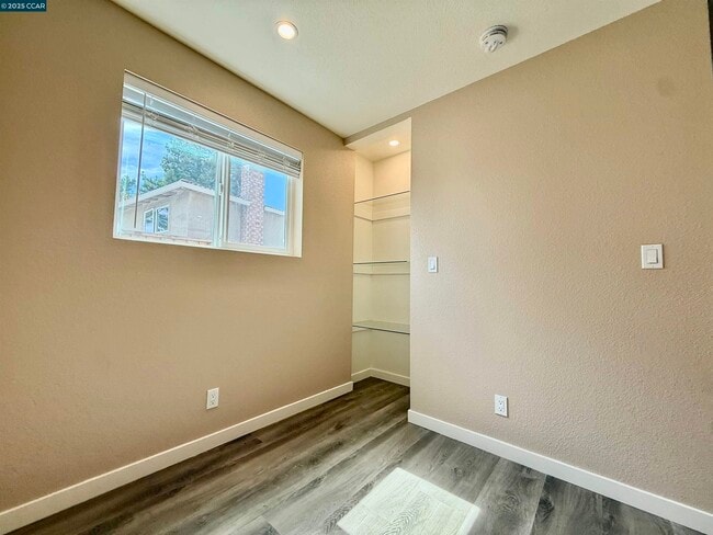 Building Photo - 148 Lancaster Way