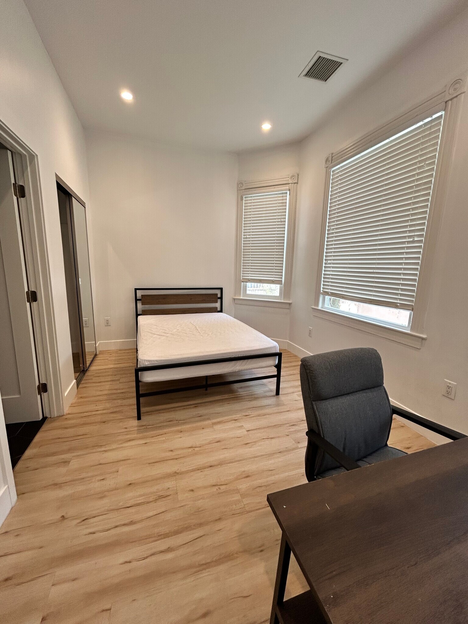 Building Photo - 1334 W 22nd St