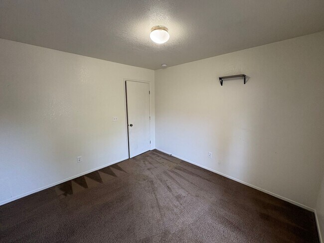 Building Photo - NW Condo Near Shopping Center Available Now!