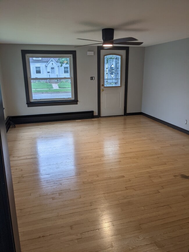 Living room - 1538 Barlow St