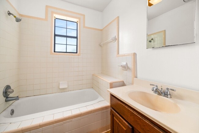 Building Photo - Check Out this 2 bed 1 bath in Alexandria