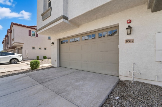 Building Photo - *Like Brand New Luxurious Modern 3 Bedroom 2 Bath Townhome in Warner Meadows!**