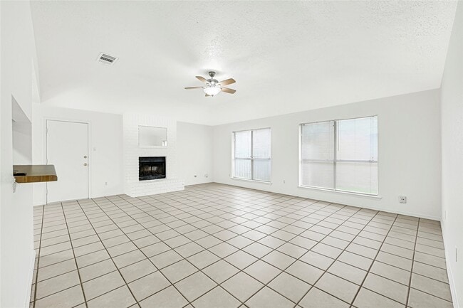 Building Photo - 2335 Bisontine St